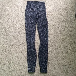 black patterned lululemon wunder under leggings